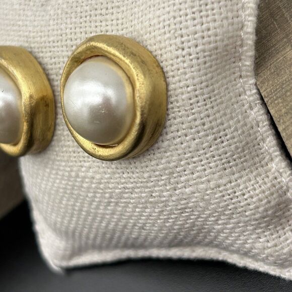 Dubin Vintage Cabochon Pearl Earrings Brushed Gold Heavy Round Chunky Signed - Picture 3 of 11